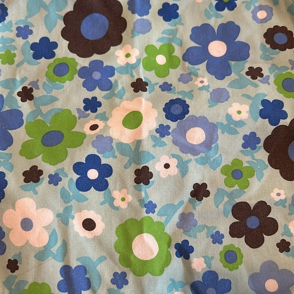 Size medium scrub top ties in back - Picture 2 of 4